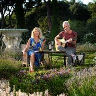Trudie Styler und Sting sitzen in ihrem toskanischen Garten.